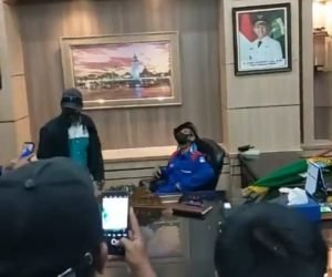 Buruh Geruduk Kantor  Gubernur Banten