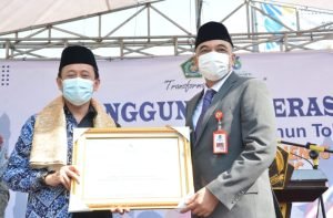 Bupati Zaki Terima Penghargaan dari Menteri Agama RI