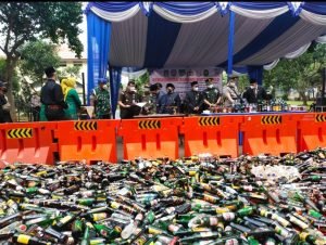 Peringati HUT Kota, Pemkot Musnahkan Ribuan Botol Miras