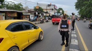 Kapolsek Jatiuwung Terjun langsung Dalam Pengaturan Lalu lintas di Sore Hari