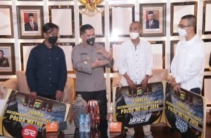 Kapolda Memberikan Apresiasi Kepada 3 Finalis Sayembara Logo Street Race Polda Metro Jaya