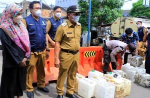 Wakil Tinjau Pendistribusian 10 Ton Minyak Goreng Curah Kepada Pedagang Pasar Anyar