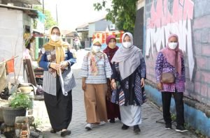 Camat Batuceper Berikan Bantuan Makanan Terhadap Bayi