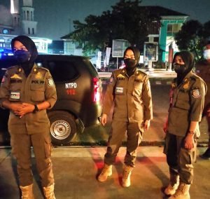 Satpol PP Tertibkan Reklame Tak Berizin