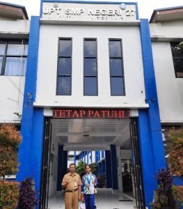 Kepala sekolah sambut hangat seorang Atlit Volly Indoor Putri wakil dari SMP negeri 27 Kota Tangerang yang berhasil rebut medali perak