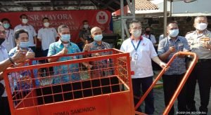Sekcam Jatiuwung  Melalui CSR  PT Mayora Berikan Bantuan Gerobak Sampah Dan Tong 