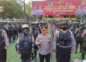 Kapolda Metro Jaya serahkan Piala dan Piagam Penhargaan kpd pemenang perlombaan Tim Patroli Perintis Presisi se jajaran PMJ