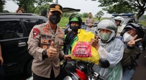 Lewat “Polri Peduli” Polres Tangerang Selatan Bagikan Paket Sembako Kepada Masyarakat Terdampak Penyesuaian Harga BBM