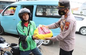 Polres Tangerang Selatan Melaksanakan Kegiatan Pembagian 200 Paket Sembako