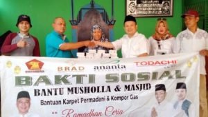 Partai Gerindra Bagikan Karpet untuk 31 Masjid dan Mushola di Cipondoh