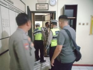 Antisipasi Barang Berbahaya, Ruang Tahanan di Polsek Pasar Kemis Rutin di Periksa