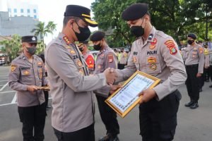Kapolres Metro Tangerang Kota Beri Penghargaan Kepada 2 Polisi dan 2 Sub Satker Berprestasi