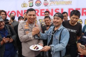 HPN 2023, Kapolres Metro Tangerang Kota Berikan Surprise Nasi Tumpeng Usai Press Release