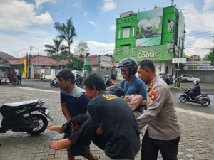 Sigap, Kapolres Metro Tangerang Kota Tolong Korban Kecelakaan Lalu Lintas