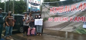 Warga Gang Besan Grudug DPRD Tangsel Minta Dewan Turun Tangan