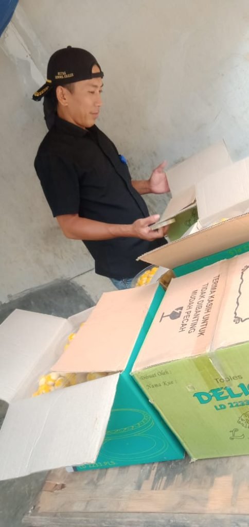 Apip , Menjual Beraneka Ragam Kue Kering Menyambut Hari Raya Idul Fitri