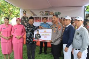 Warga di Tanjung Burung dan Tanjung Pasir Tangerang Menerima 1000 Paket Sembako Bantuan Kemanusiaan Kapolri