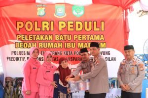Polri Peduli, Kapolres Metro Tangerang Kota Lakukan Peletakan Batu Pertama Bedah Rumah di Cibodas