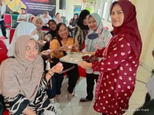 Tim Ketua PKK Kelurahan Pasir Jaya Bersama Kader Dan Warga Belajar Membuat Kue