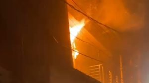 Diduga Korsleting Listrik, Rumah Berlantai Dua di Pinang Terbakar