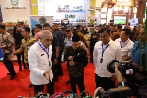 Pemkab Tangerang Perkenalkan Produk Unggulan Lokal Tas dari Kulit Buaya dan Sepatu Batik di Expo APKASI 2023