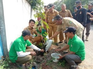 Camat Jatiuwung Lakukan Penanaman Pohon Disepanjang Jalan Industri 7