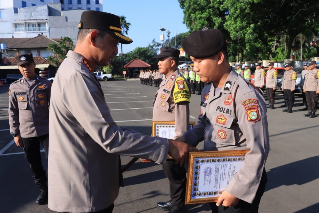 Kapolres Metro Tangerang Kota Beri Penghargaan 2 Anggota Berprestasi