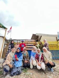 Bersama Para Mahasiswa Penanaman Obat Keluarga (TOGA) di Lahan KWT Deskorda