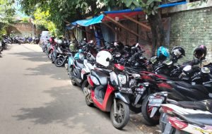 Kantong Parkir Liar Jalan Nyimas Melati Karang Anyar Menuai Protes