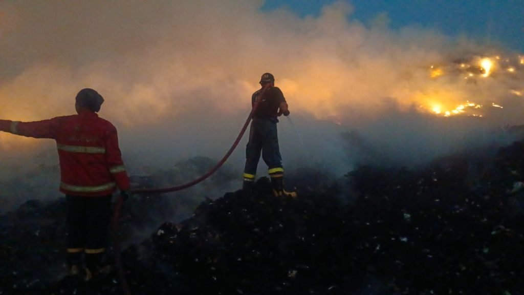 Penerbangan Khawatir Terganggu, Pemkot Terjunkan 450 Personil Padamkan TPA Rawa Kucing