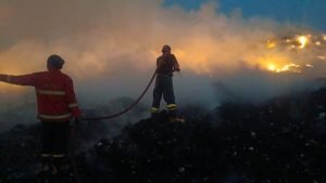 Penerbangan Khawatir Terganggu, Pemkot Terjunkan 450 Personil Padamkan TPA Rawa Kucing
