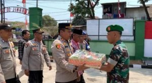 HUT TNI Ke-78, Polsek Kronjo Polresta Tangerang Berikan Kejutan Untuk Koramil 08 Kronjo