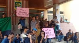 Demo Tolak RUU Penyiaran, Aliansi Wartawan Tangerang, Segel Gedung Dewan Kota Tangerang