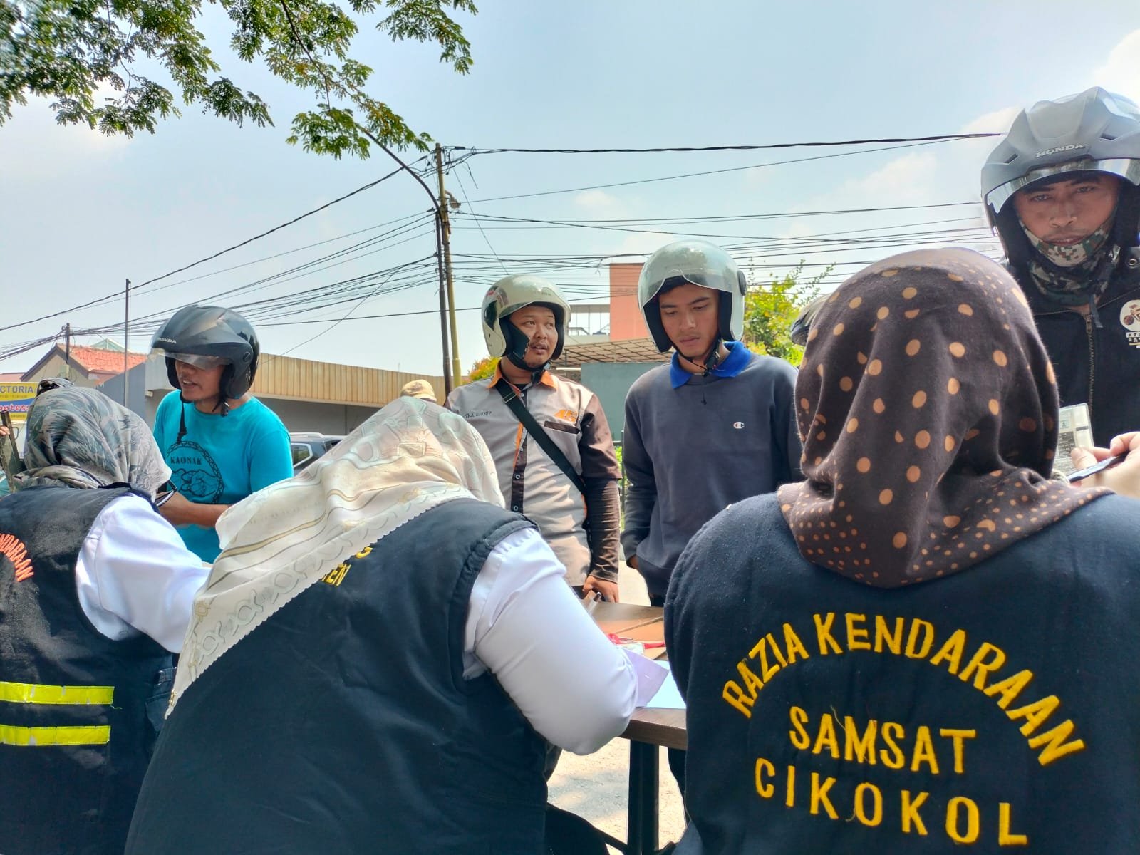 Pengendara yang melintas di Jalan Daan Mogot Kota Tangerang terjaring razia pajak kendaraan oleh Petugas Samsat Cikokol.