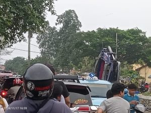 Terjadi Kemacetan Parah di Pasar Sipon Akibat Adanya Konstruksi Turap di Bahu Jalan