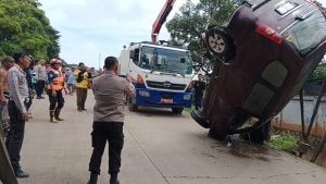 Polsek Jatiuwung Kolaborasi Dinas Berhasil Evakuasi Mobil Hanyut Terbawa Arus Banjir