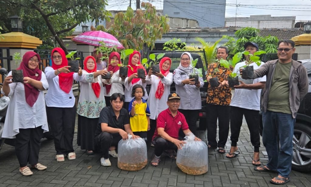 Tunjang Ketahanan Pangan, Ketua Komisi 3 DPRD Kota Tangerang, Berikan Bibit Pohon di Periuk