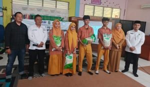 Mahasiswa Unpam Ajak Siswa Waspada Cyber Bullying, Sambil Berbagi Santunan