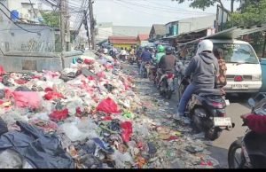 Kerap Buat Laka, Masyarakat Keluhkan Tumpukan Sampah di Cipondoh