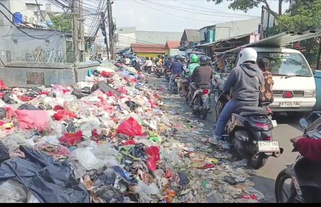 Kerap Buat Laka, Masyarakat Keluhkan Tumpukan Sampah di Cipondoh