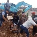 Sangat Miris Diduga Tanahnya Belum Dibayar, Dina Menjerit dan Berguling Dilumpur Proyek Rasuna Said