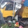 Truk Sampah Hilang Kendali di Neglasari, Hantam Motor dan Kios Warga hingga Porak-poranda