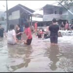 Warga Panik Mengungsi, Banjir Kian Tinggi Melanda Pondok Arum Tangerang