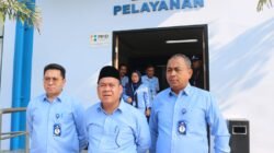 Harkonas 2026, Pelanggan PDAM Tirta Benteng Dibuat Terkejut: Datang Bayar Air, Pulang Bawa Bunga dan Bingkisan