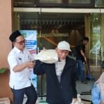 Warga Karang Tengah Kota Tangerang Terima Bantuan Beras dan Minyak dari Bulog