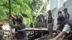 Langgar Aturan, Bangli di Bantaran Kali Krukut Jakpus Dibongkar