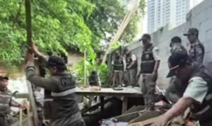 Langgar Aturan, Bangli di Bantaran Kali Krukut Jakpus Dibongkar