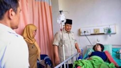 Prabowo Jenguk Korban Tabrakan Kereta di Bekasi, Janji Evaluasi Total Sistem Keselamatan