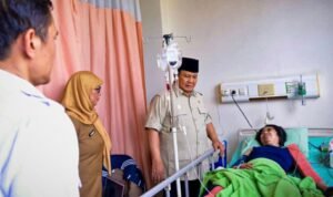 Prabowo Jenguk Korban Tabrakan Kereta di Bekasi, Janji Evaluasi Total Sistem Keselamatan