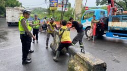 Polisi Pasang Barrier Beton di Titik Rawan Kecelakaan
